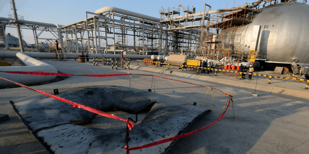 нападает на саудовские нефтяные объекты