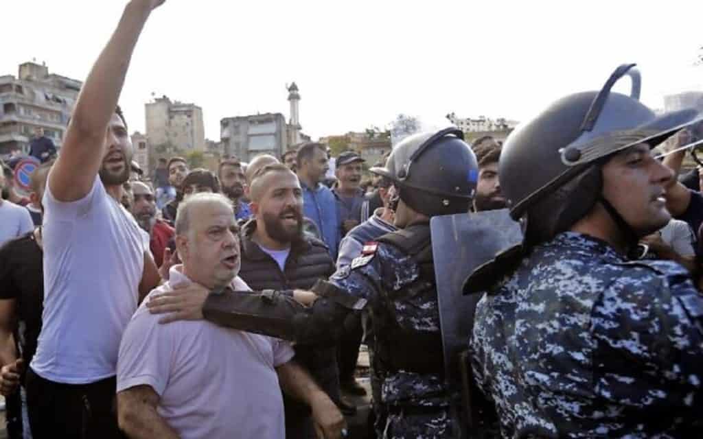 Lebanese security forces intervene to seperate between demonstrators
