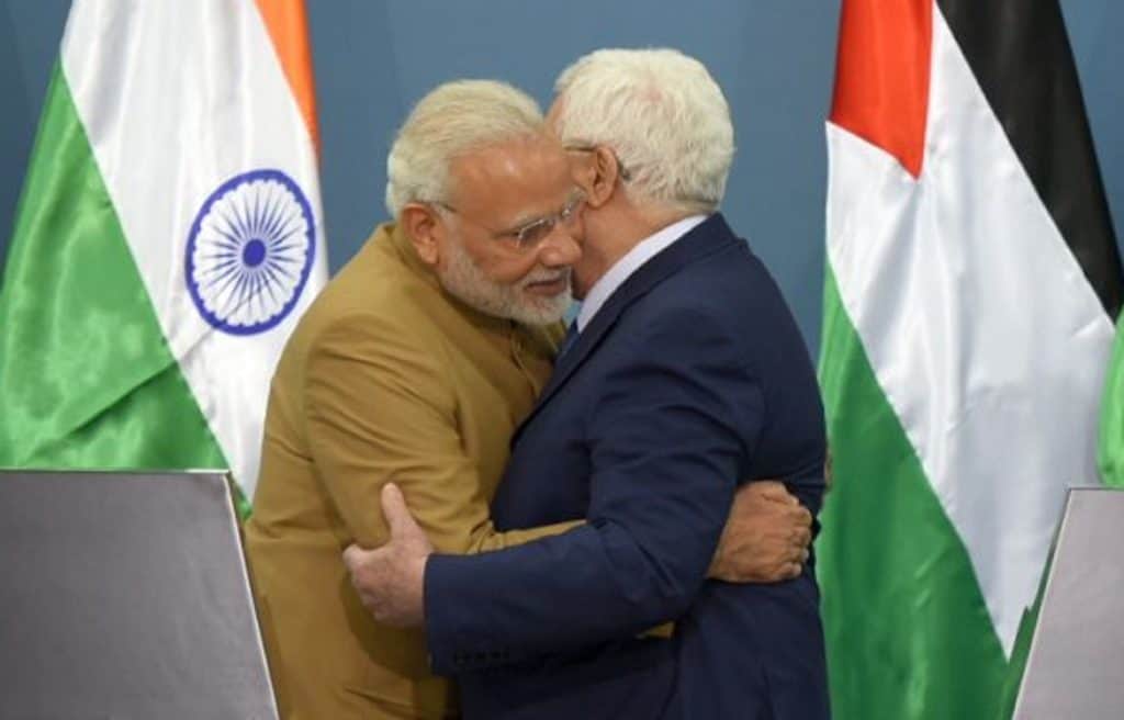 Prime Minister Narendra Modi hugs Palestine President Mahmoud Abbas at a joint press conference in Ramallah. Image: MEA
