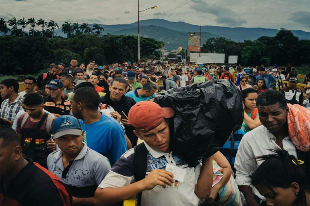 Thousands of Venezuelan refugees walk across Simón Bolívar bridge into Cúcuta, Colombia