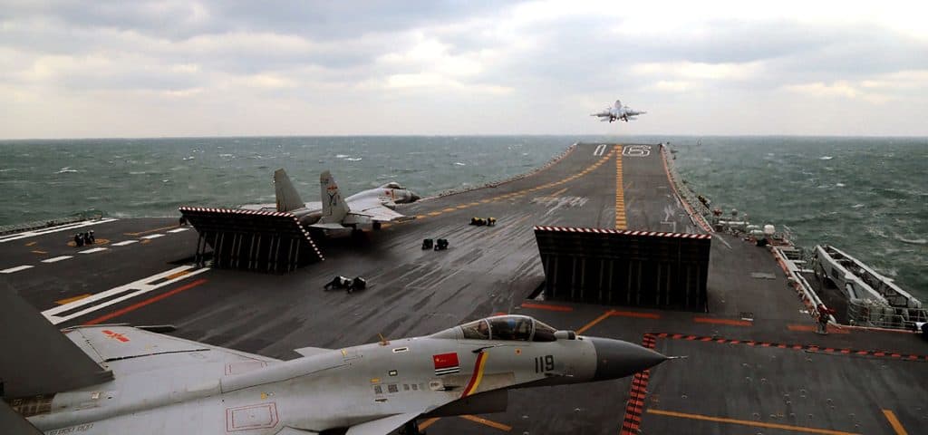 Un avión de combate chino aterrizando en la cubierta del portaaviones Liaoning durante ejercicios militares