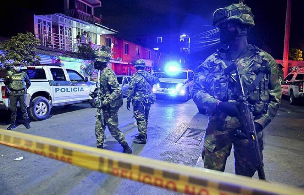 Soldados custodian la zona donde explotó un artefacto explosivo en el distrito de Aguablanca al oriente de Cali, Colombia, el 13 de agosto de 2020