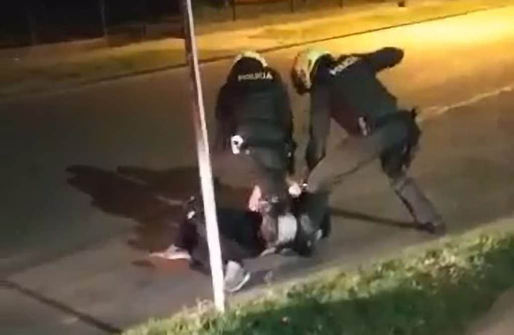 Abogado Javier Ordóñez siendo atacado por la policía