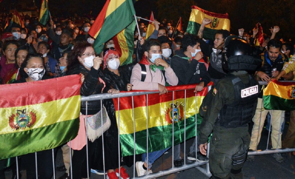 Protesta contra los resultados de las elecciones presidenciales del país luego de que Luis Arce, del partido Movimiento por el Socialismo (MAS), se adjudicara la victoria