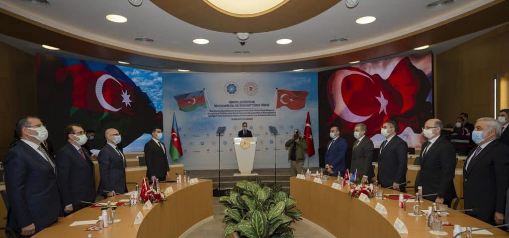Turquía y Azerbaiyán firman un memorando de entendimiento para suministrar gas a Nakhchivan