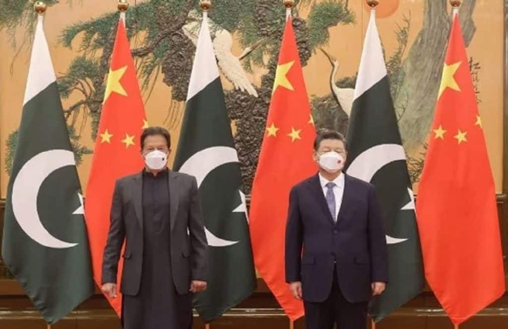 Prime Minister Imran Khan (L) meets Chinese President Xi Jinping (R)